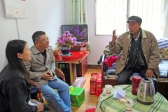 月亮田矿党委慰问离休干部