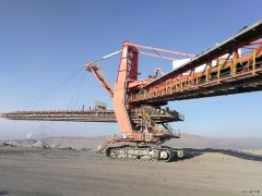 冬日里的排土机（摄影作品）