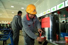 图片新闻 潞安焦化为员工免费熬制中草药汤剂 预防流感