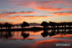 天上彩云水中游（摄影作品）