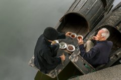 乌篷小酌(摄影作品)