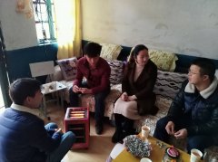 月亮田矿团委节前走访慰问青工家庭