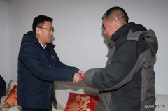 省电力公司领导到兴凯湖局慰问先优模范和困难职工