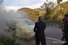 小型客车行驶中出现险情  路政及时化险为夷