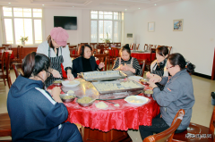 兴凯湖电业局：局职工食堂让员工吃上美味饺子