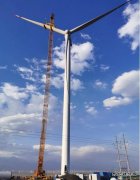 国内首台使用单叶片吊装技术的陆上直驱机组完成吊装