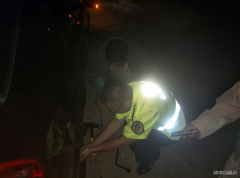 北屯路政局路政人员半夜帮助受困夫妇