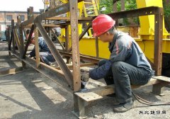 淮北双龙矿业公司机厂职工与骄阳共舞