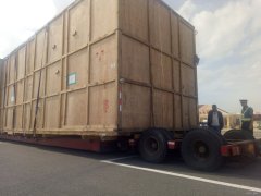 新疆 北屯路政局安全护送大件运输车辆通行