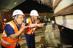 保定乐凯大街南延跨京广铁路转体斜拉桥成功转体