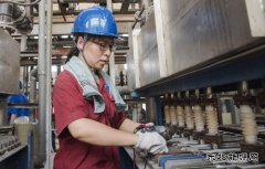 图片新闻：挥洒汗水在岗位的航锦科技员工