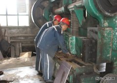 淮北双龙矿业公司机厂立足岗位献礼祖国