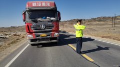 布尔津路政管理局护送大件运输车辆安全抵达目的地