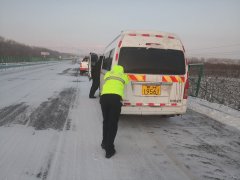 新疆北屯路政员冰天雪地帮助哈萨克族驾驶员