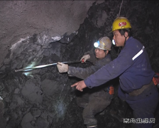 图片新闻：班组互查安全工程质量