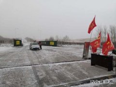 雪天里坚守者  战疫中守初心