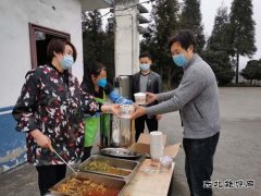 黔金煤业：党员志愿者“帮厨”助战疫