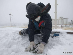 南露天煤矿胶带维修部暴风雪中抢修护生产