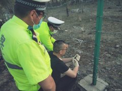 新疆北屯路政局及时修补高速公路隔离栅网保障公路畅通