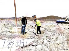 富蕴路政管理局“迎国检、保畅通”清理非法平面交叉道口