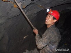 黑龙江省劳动模范龙煤七矿公司向阳煤矿掘进班长单春十五年无事故