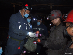 龙煤七矿公司向阳矿党员干部深入采煤工作面开展安全思想教育