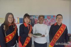 凉城供电分局：端午棕香浓 走进贫困户