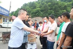 情系拉运司机 炎夏送清凉