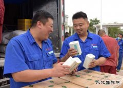 航锦科技公司为员工发放防暑降温茶叶