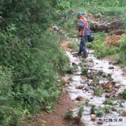 会泽供电局抢修人员徒步抢修残疾老人有电用