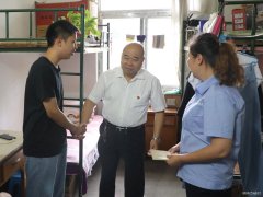 蒲白矿业公司副总经理苗永新慰问西固煤业困难职工子女