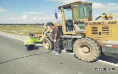 北屯执法大队热情为爆胎驾驶员服务