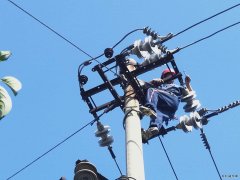 双龙公司全力做好秋季供电线路蹬杆检查工作