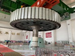 牡丹江水力发电总厂：莲花发电厂1号机组转子一次性起吊成功