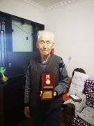 忆峥嵘 送温情 给抗美援朝老英雄颁发纪念章