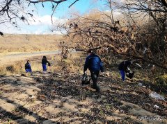 黑龙江牡丹江水电总厂：组织团青开展江岸义务清理垃圾志愿者活动