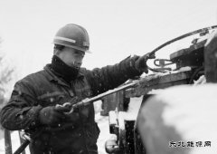 雪天维护设备的兄弟（摄影作品）