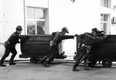 机电队职工推矿车（摄影作品）