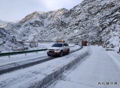 富蕴执法大队：积极应对强降雪天气 确保道路安全畅通