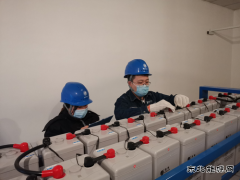 变电工区:整组更换蓄电池，护航电网迎峰度冬