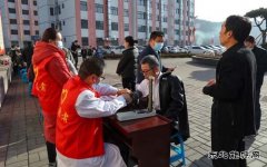 蒲白建庄矿业公司开展“学雷锋、树新风” 团青服务一条街活动