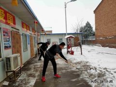 中煤三建二十九处古城项目部青年职工扫雪除冰保畅通