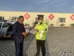 北屯执法大队结合路政宣传月与企业签订爱路护路公约