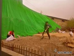 小峪煤业公司青年志愿者为矿山母亲做美容