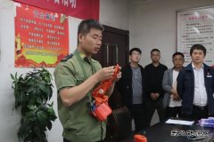 图片新闻：自救器佩戴培训