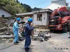 大车撞断电杆：会泽供电局及时组织人员抢修复电