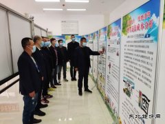 图片新闻：组织员工观看交通安全教育图片展