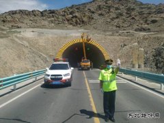 富蕴执法大队：开展联合整治，还公路环境一张清洁的“脸”