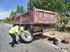富蕴执法大队：我为群众办实事，热心帮助群众换轮胎