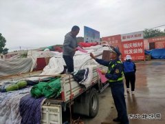 阿勒泰执法支队北屯执法大队制止在公路边摆摊设点行为